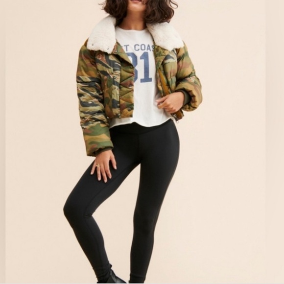 Free People West Coast Puffer Jacket Size Large camo boho oversized Sherpa - Picture 16 of 16